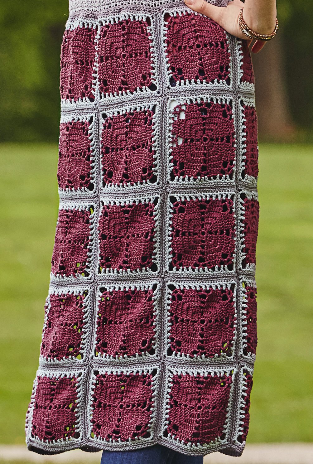 Modellansicht Bild 4: Weste mit schmalem, schlichtem Oberteil und Rockteil mit Granny-Squares