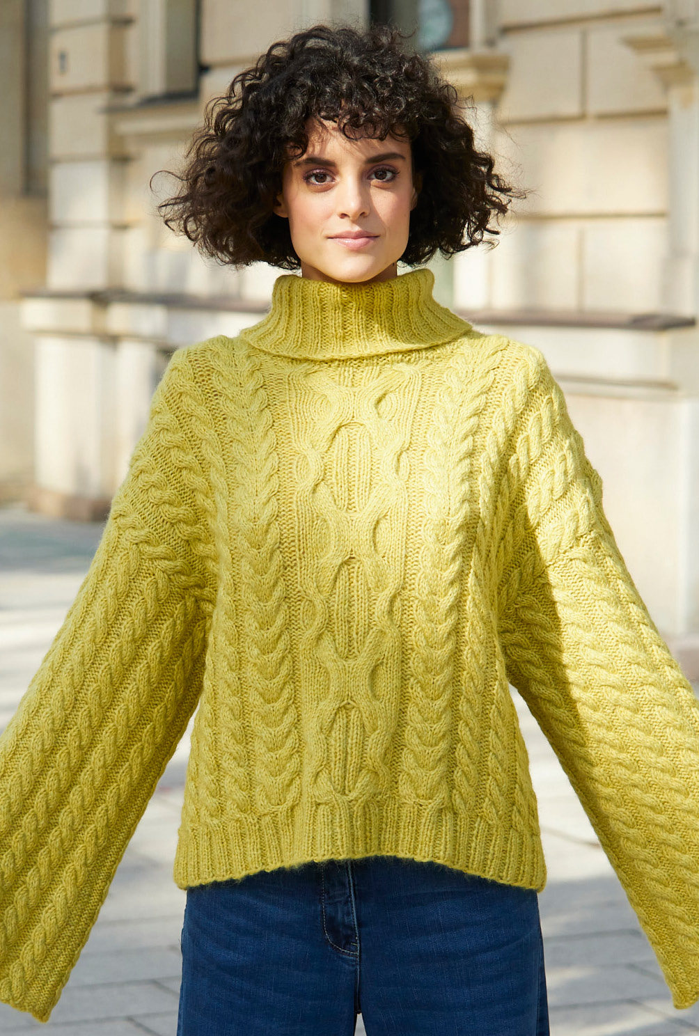 Modellansicht Bild 4: Pullover mit weiten Ärmeln und Zopfmuster