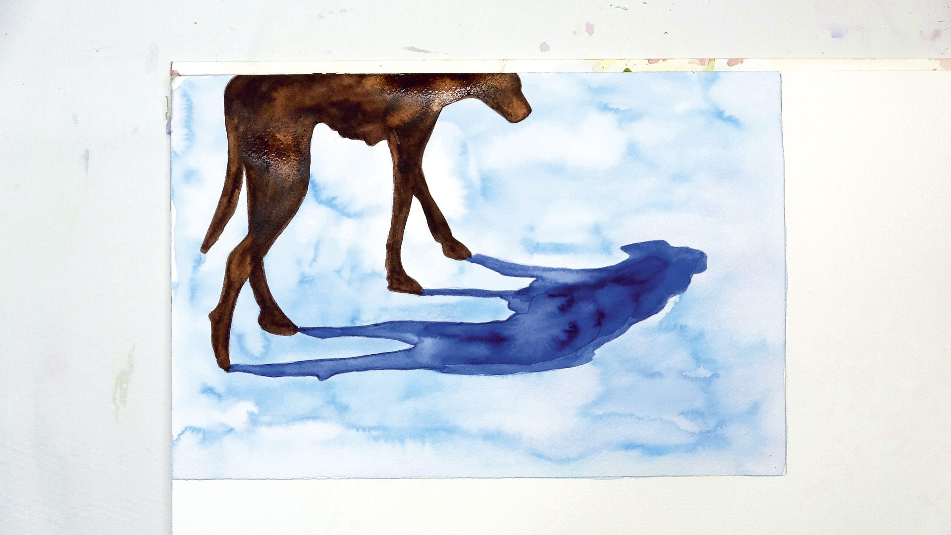 Fließendes Aquarellbild eines Hundes in Braun, Blau kontrastiert, künstlerisch, handgemacht, kreativ.