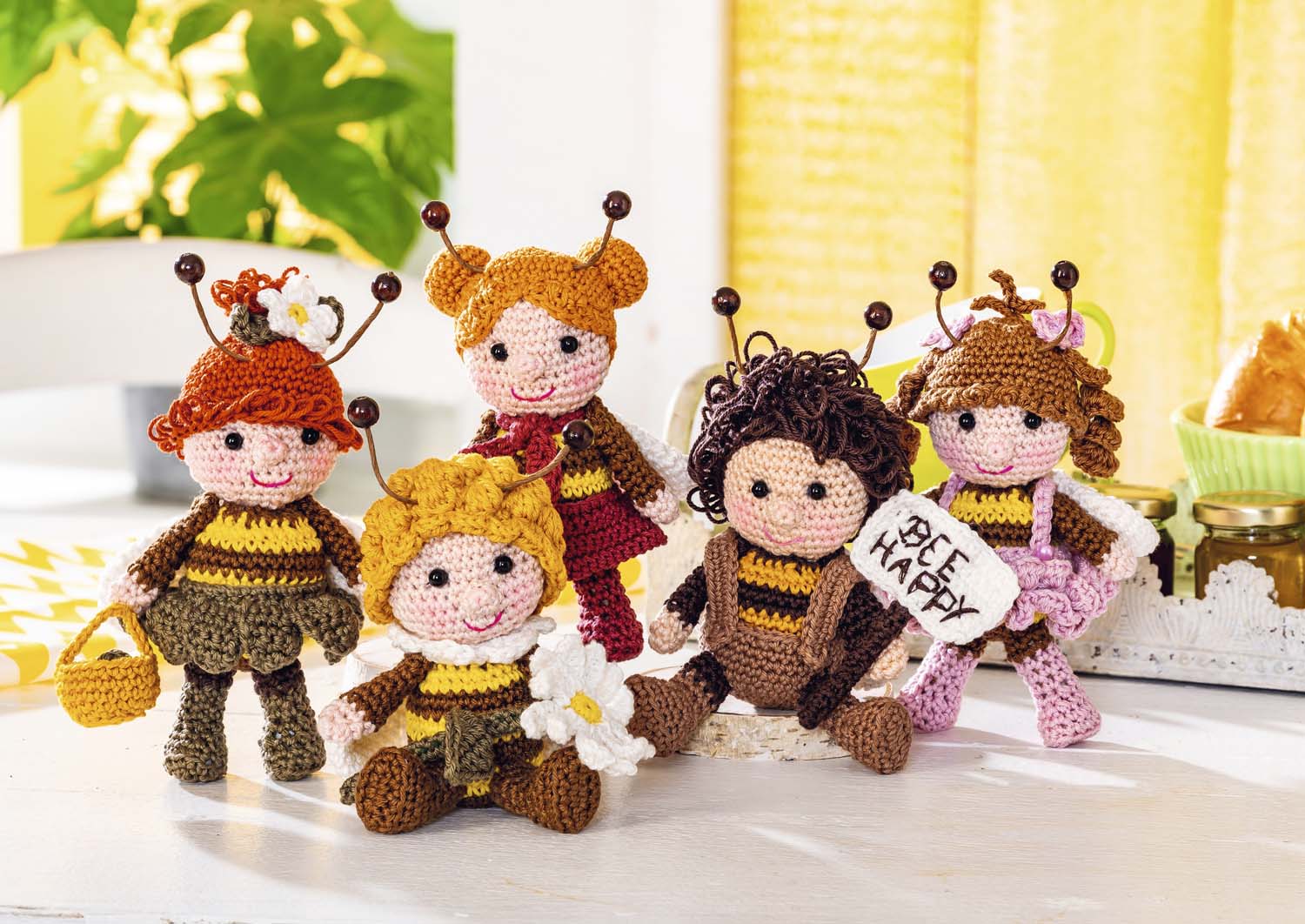Handgemachte, bunte Häkelpuppen als Bienen verkleidet. Detailreich, modisch, und mit Blumen-Accessoires.