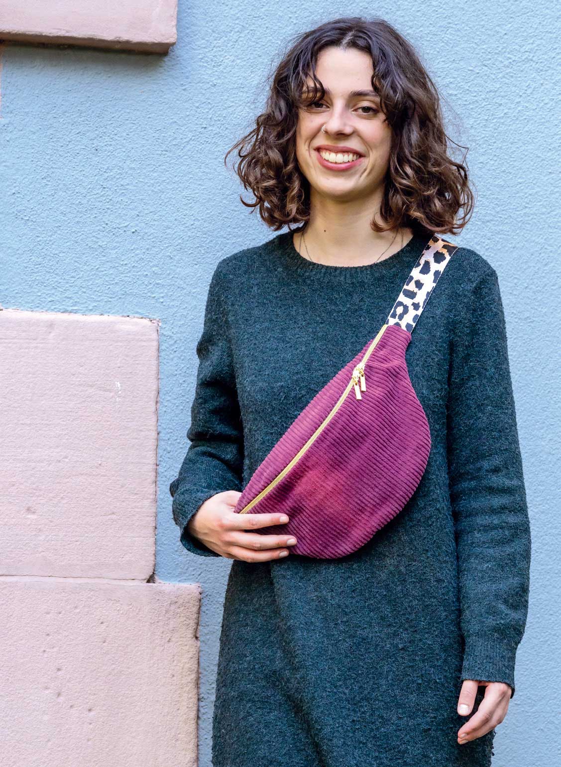 Dunkelgraues Kleid, violette Tasche mit Leopardenmuster-Riemen, modisch und handgemacht.