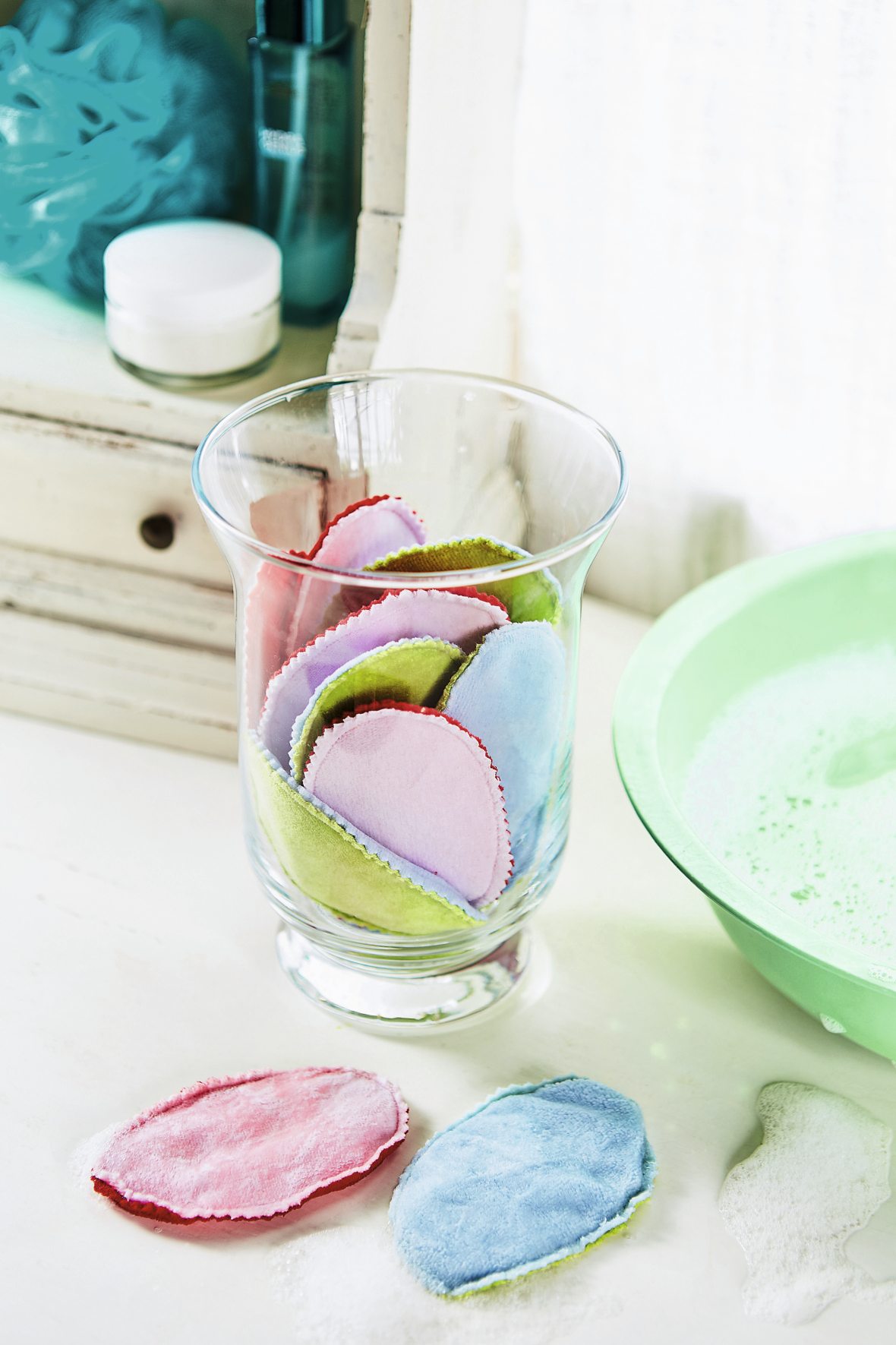 Farbenfrohe, selbstgemachte Abschminkpads in Rosa, Grün, Blau. Weich, handgemacht, umweltfreundlich.