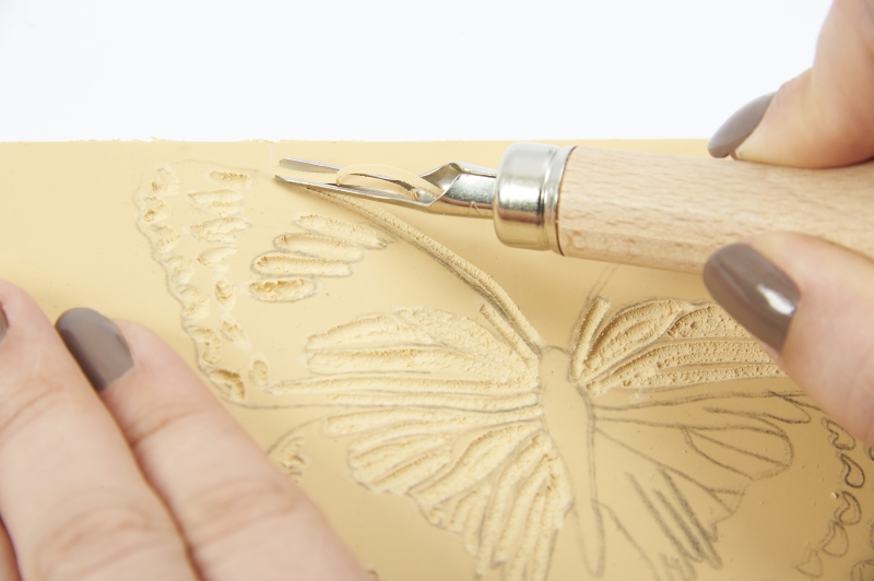 Handgefertigter Linolschnitt mit Schmetterlingsmotiv, filigrane Details, DIY-Charakter, kunstvoll handgemacht.