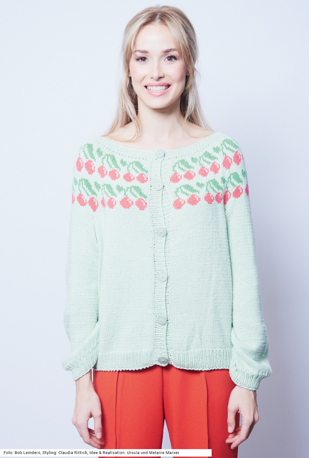 Modellansicht Bild 2: Jacke mit Rundpasse und Kirschenmotiven in Mintgrün, Rot und Grün