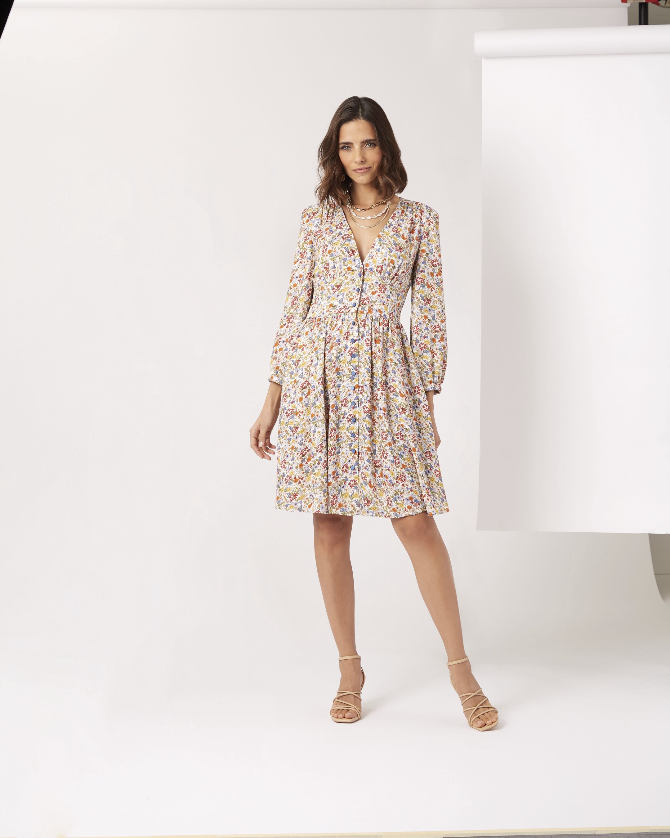 Modisches Midi-Kleid mit buntem Blumenmuster, V-Ausschnitt, langen Ärmeln und leichtem Stoff. Femininer Schnitt.