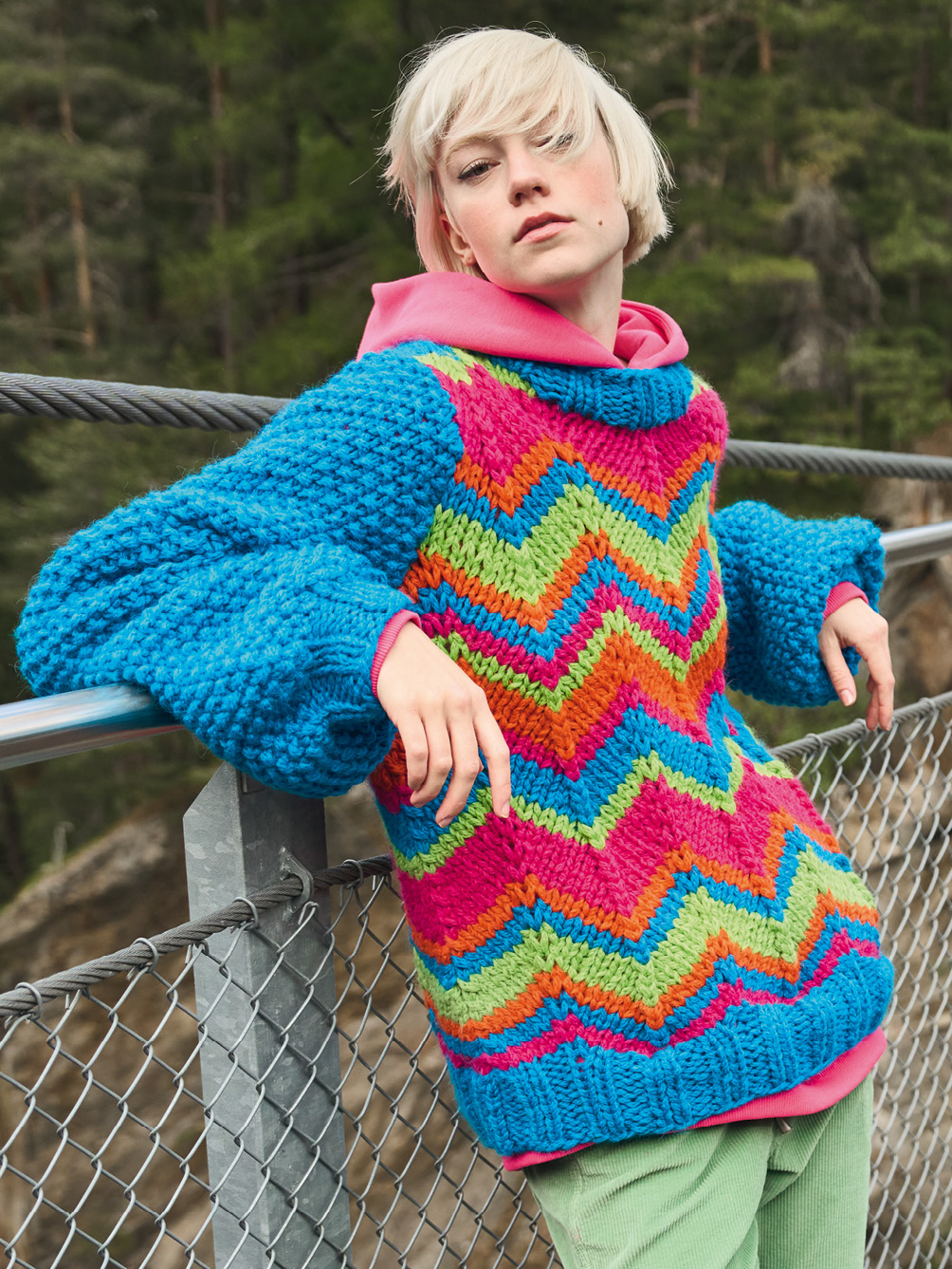 Modellansicht Bild 1: Gestreifter Zackenpulli