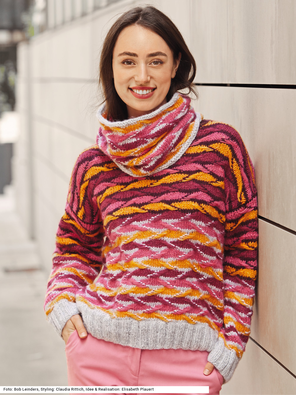 Modellansicht Bild 1: Pullover und Loop mit Hebemaschenmuster in Silbergrau, Aubergine, Fuchsia, Pink und Orange