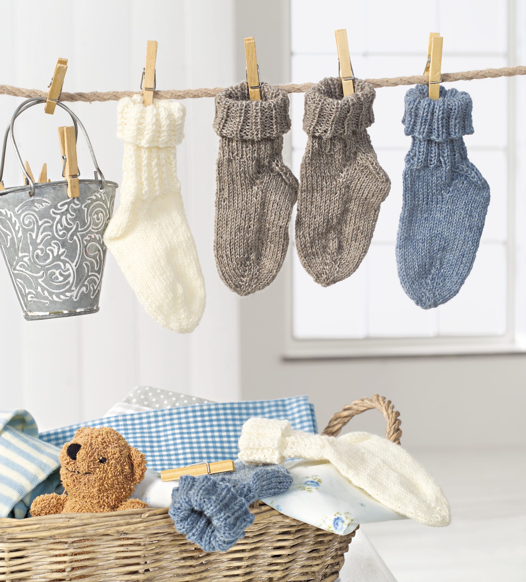 Woll-Söckchen in Weiß, Braun, Blau; grob gestrickt, elastisch, modisch, handgemacht; ideal für Babys.