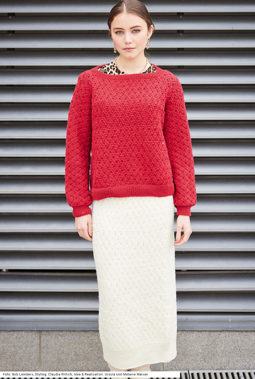 Modellansicht Bild 2: Pulli in Rot und Rock in Weiß mit Flechtmuster