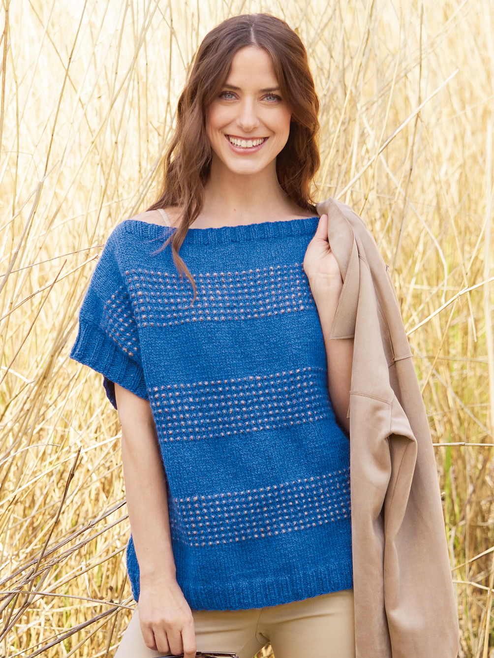 Modellansicht Bild 1: Pullunder in Blau mit Hebemaschenmuster