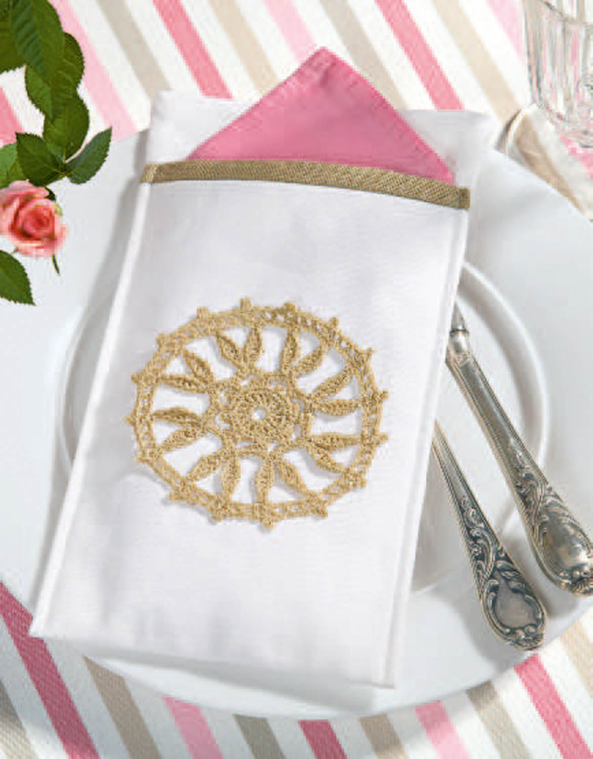 Weiße Serviette mit goldener Häkelspitze, rosa Akzent, stilvoll, handgemacht, DIY, eleganter Tischstil.