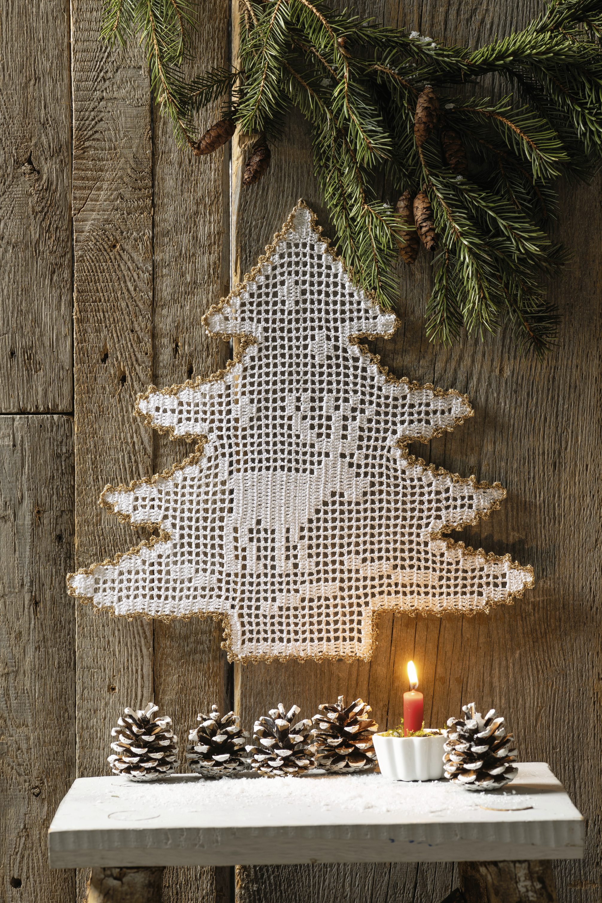 Selbstgemachter, weißer Häkelbaum mit Rentiermuster, detailreich, handgefertigte Handarbeit.