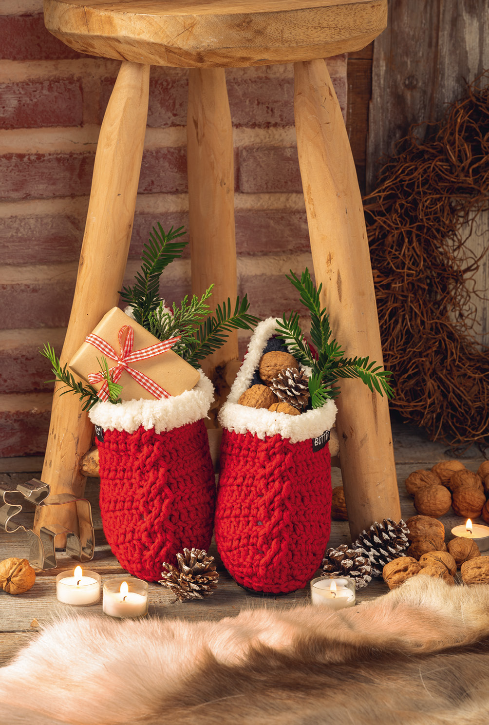 Gehäkelte rot-weiße Weihnachts-Botties 