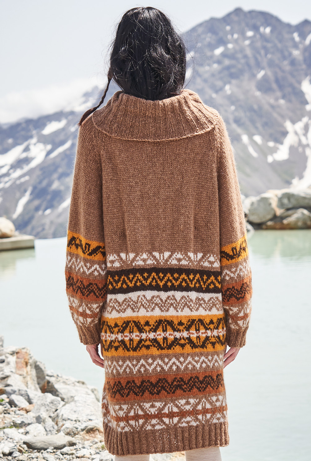 Modellansicht Bild 4: Lässiger Longpulli als Verwandlungskünstler