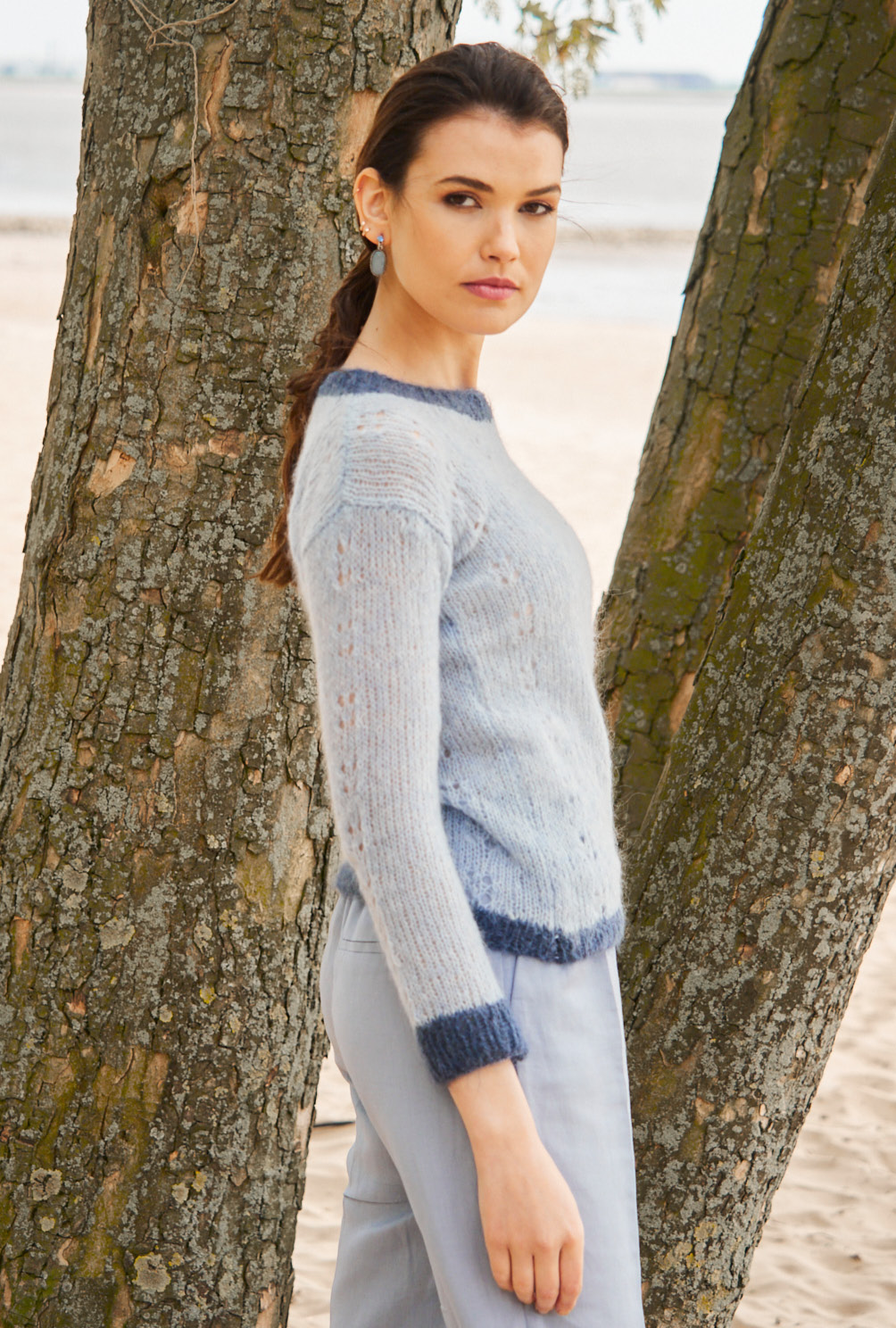 Pulli mit Ajourmusterstreifen in Hellblau und Taubenblau