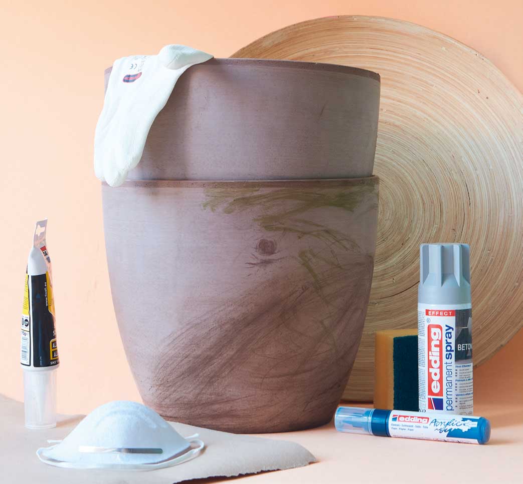 Handgemachter Blumentopf in Erdtönen, mit grünen Akzenten. Modische DIY-Ideen für individuelle Deko.