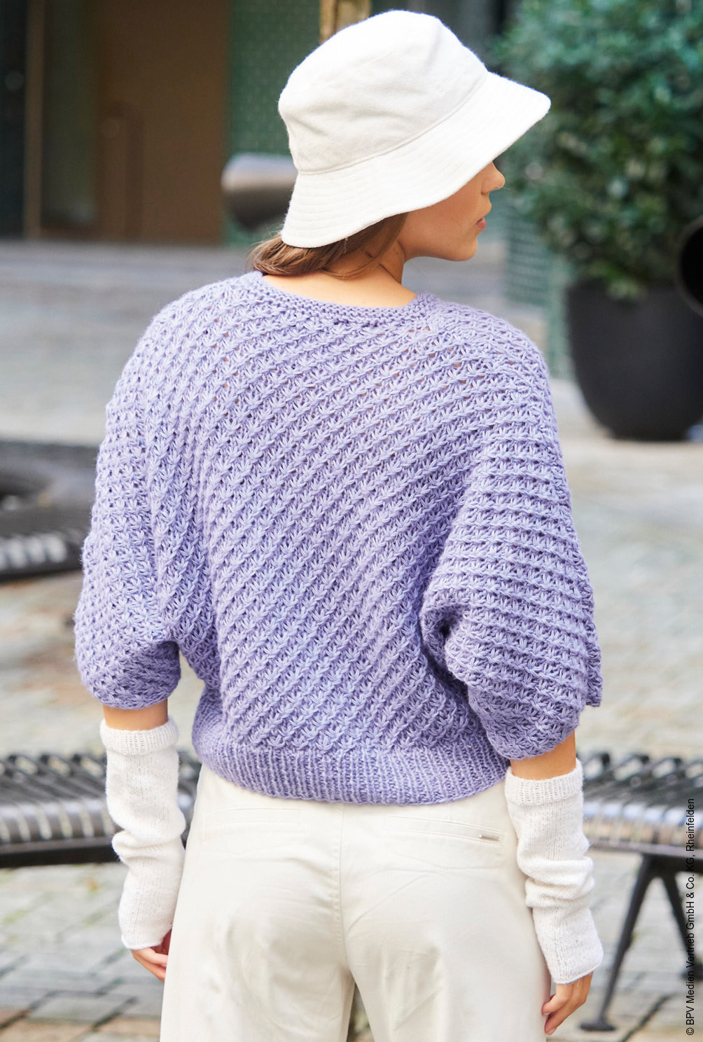 Anleitung: Kurze Jacke mit Feldermausärmeln in Blau und weiße Stulpen