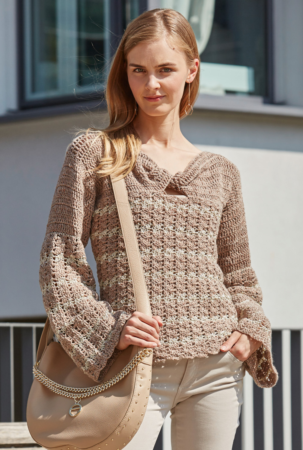 Modellansicht Bild 2:  Häkelpulli mit geschlungenem Ausschnitt