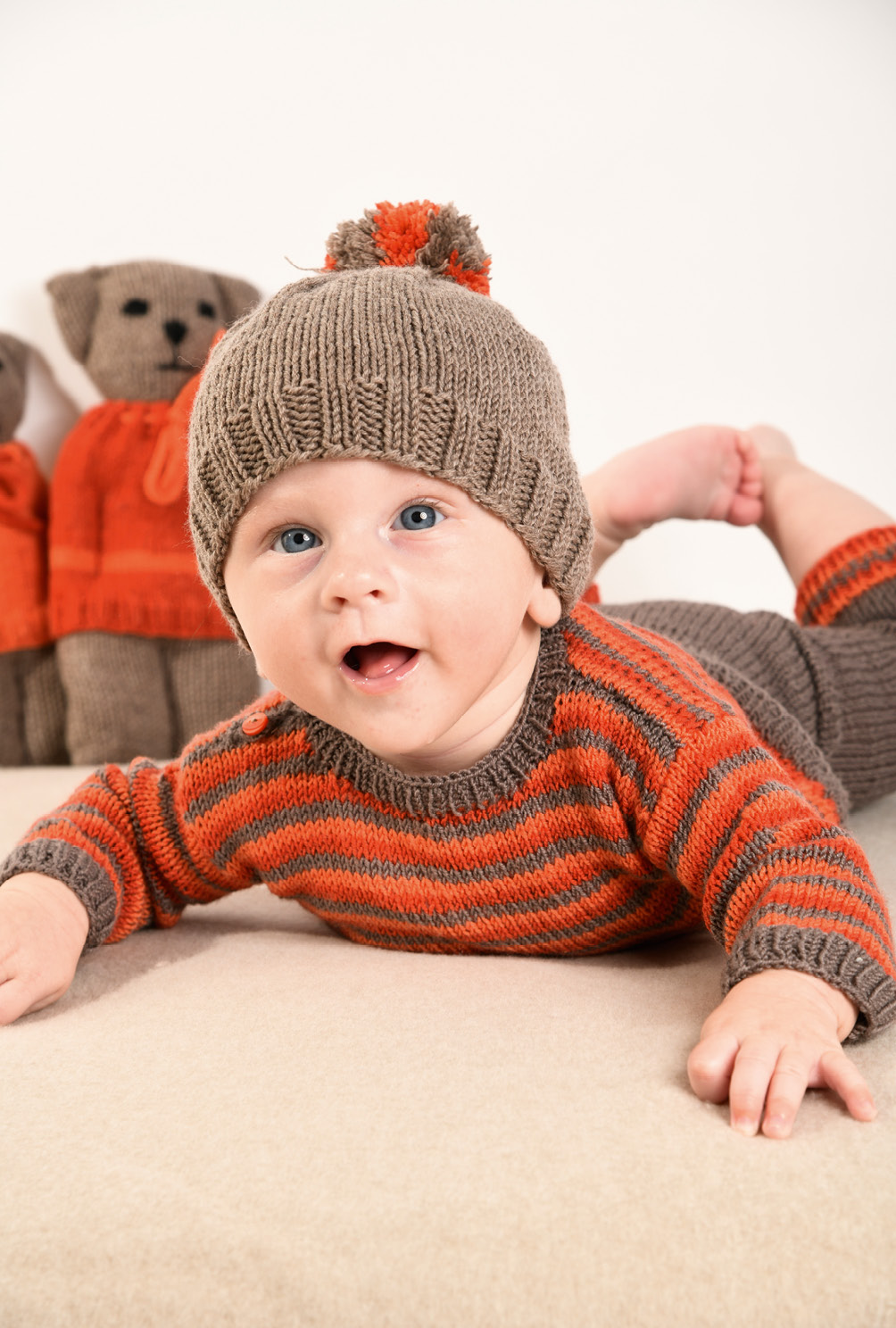 Strick-Set aus Babymütze, -pulli, -hose und Kuschelteddyfamilie in Graubraun