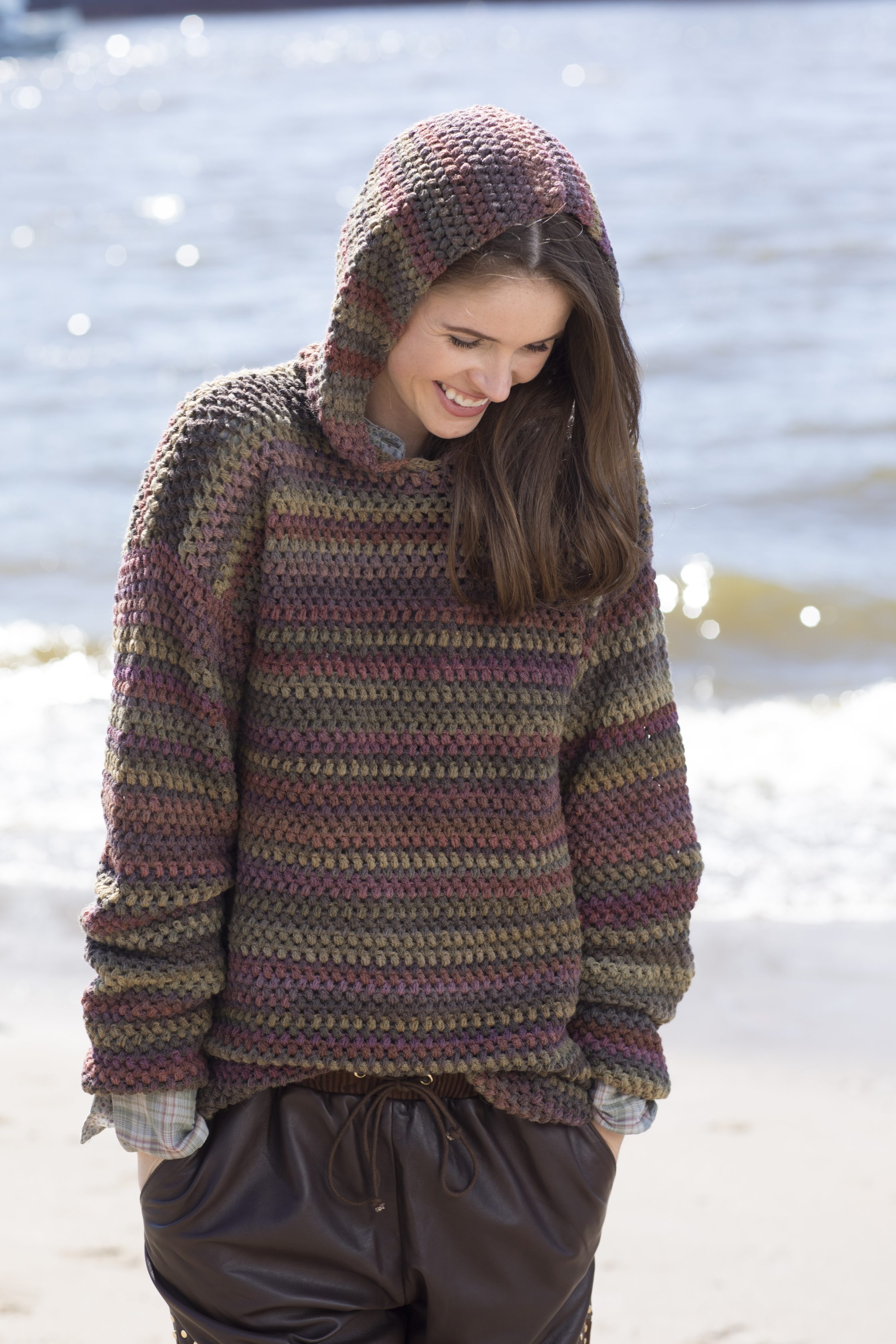 Modellansicht Bild 2: Lässiger Kapuzenpulli mit Büschelmaschen gehäkelt