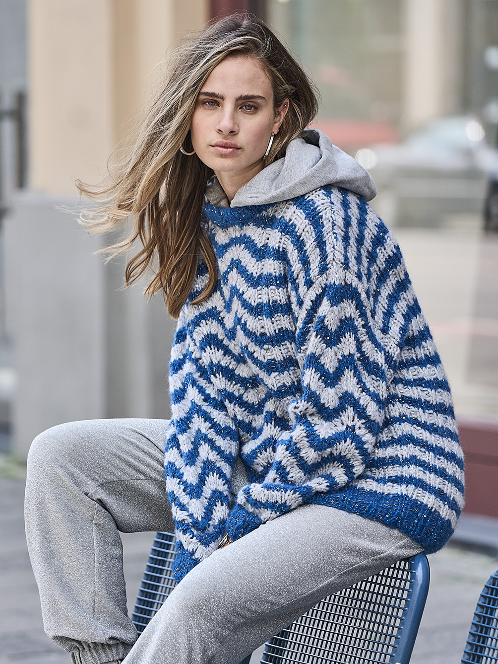 Modellansicht Bild 1: Pulli im Pfauenmuster