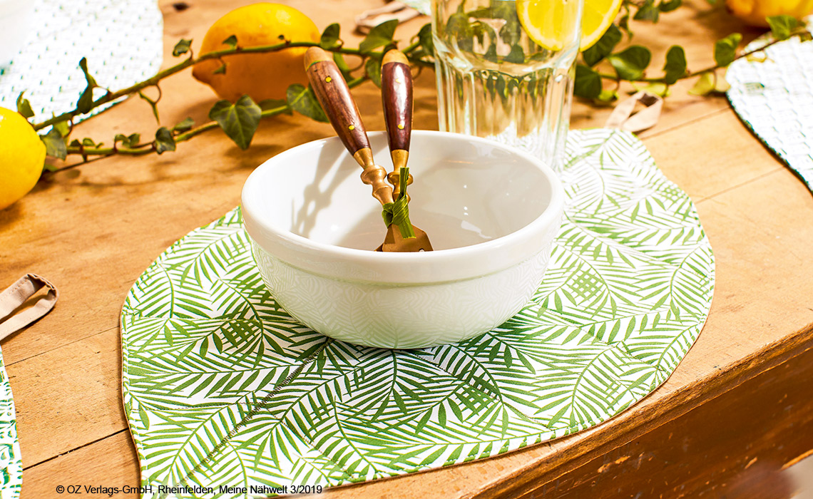 Handgemachte, modische Tischsets in Grün mit Blattmuster; rustikal DIY, ideal für sommerliches Ambiente.