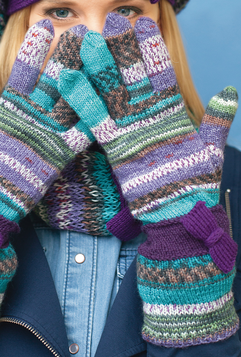 Modellansicht Bild 5: Mütze, Loop und Fingerhandschuhe mit lila Schleifchen