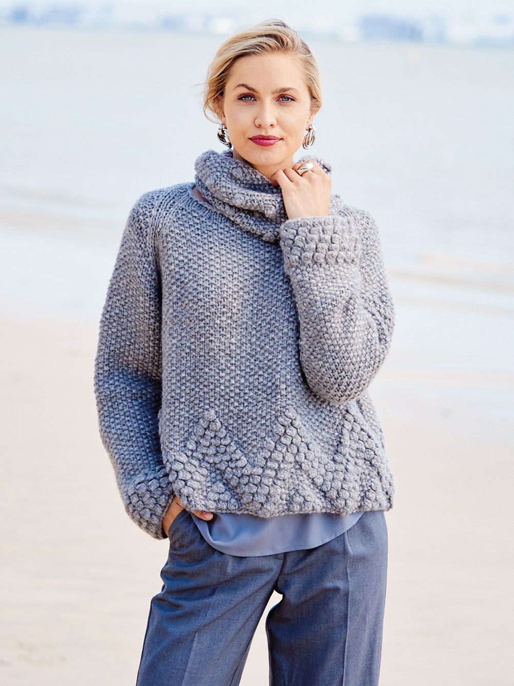 Modellansicht Bild 1: Oversize-Pulli und Loop in Grau