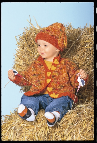 Modische DIY-Kleidung: bunter Strick mit gelben Herzknöpfen, orange Mütze, lässiger Jeans-Trend.