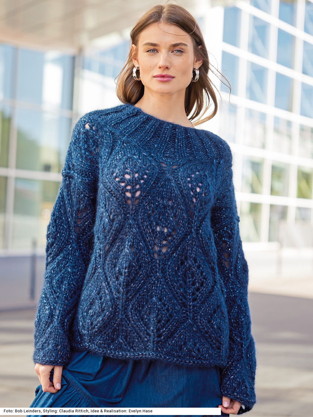Modellansicht Bild 1: Pulli mit weiten Ärmeln im Ajourmuster in Dunkelblau