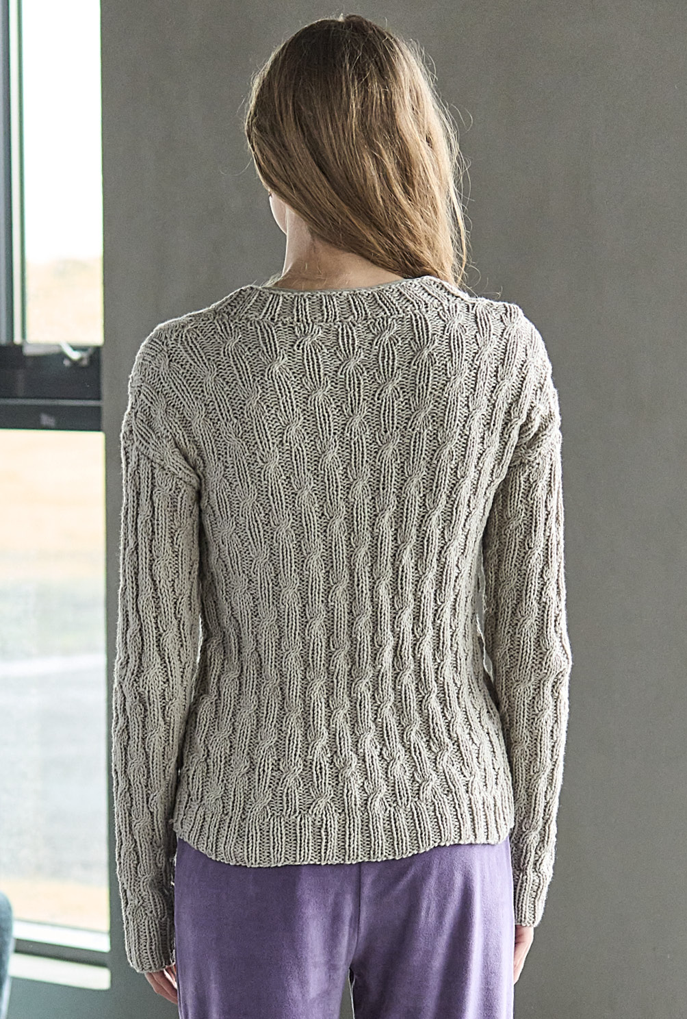 Modellansicht Bild 4: Zopfmusterpulli mit V-Ausschnitt