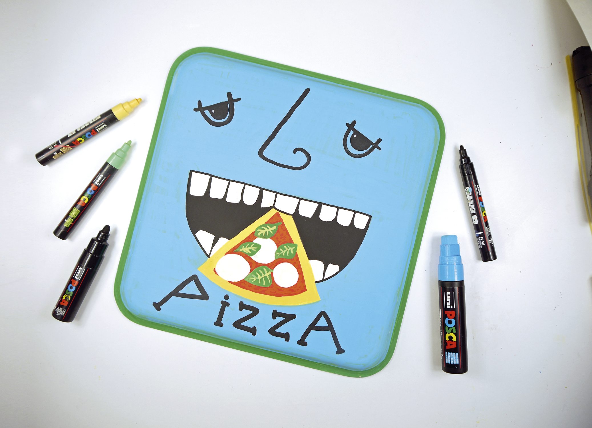 Quadratisches Design mit blau-grüner Farbgestaltung und handgemaltem Muster. Verspieltes Motiv, DIY-Charakter.