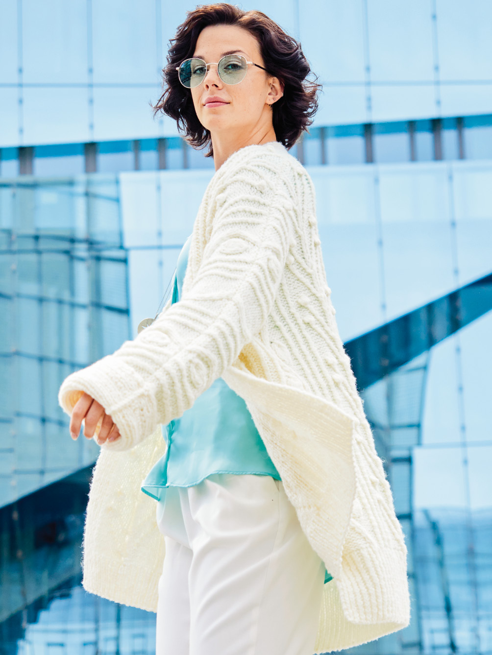 Modellansicht Bild 1: Jacke mit Aranmuster in Wollweiß