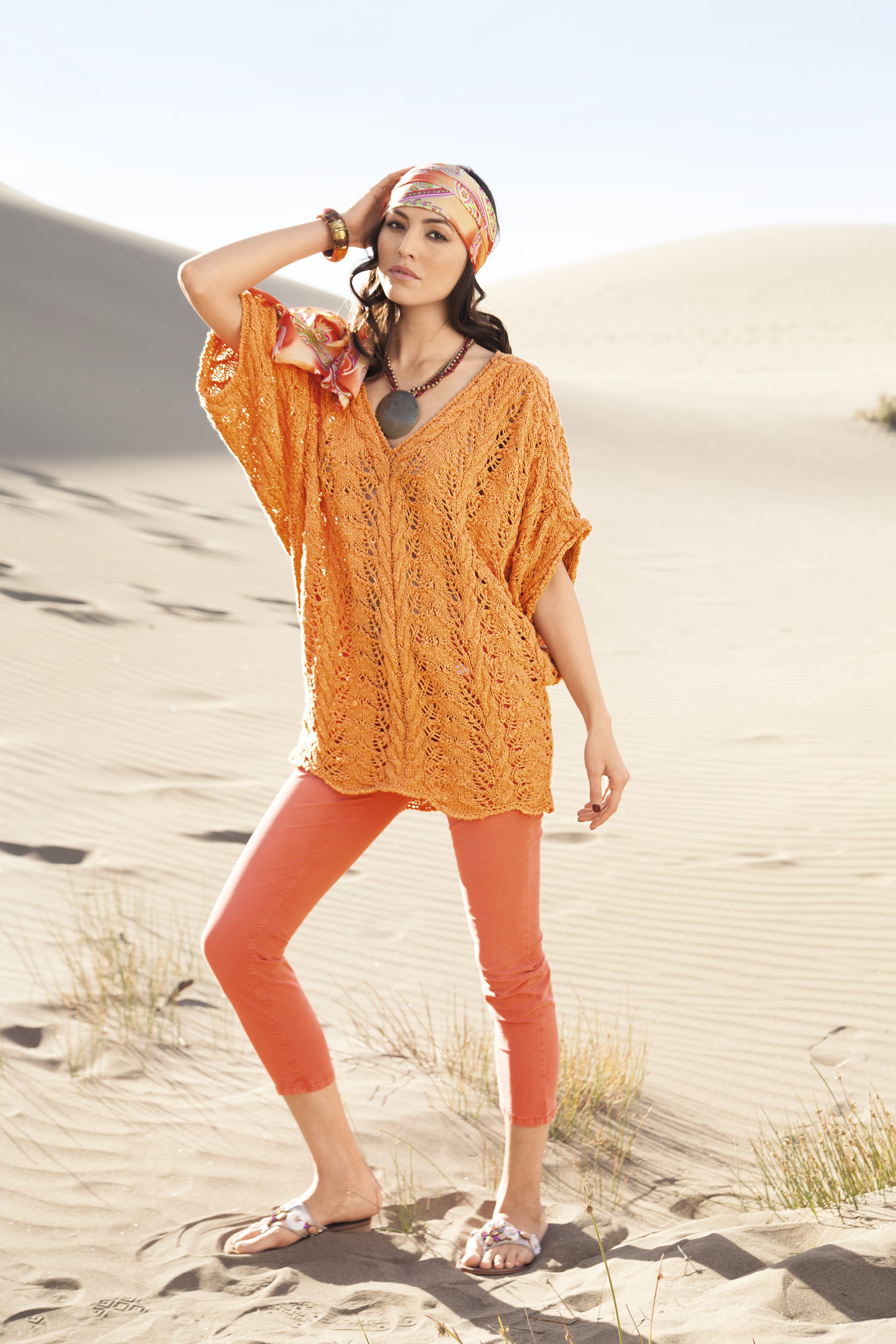 Leuchtend orange, gestricktes Oberteil, kombiniert mit korallfarbenen Leggings. Modisch, handgemacht, lässig.