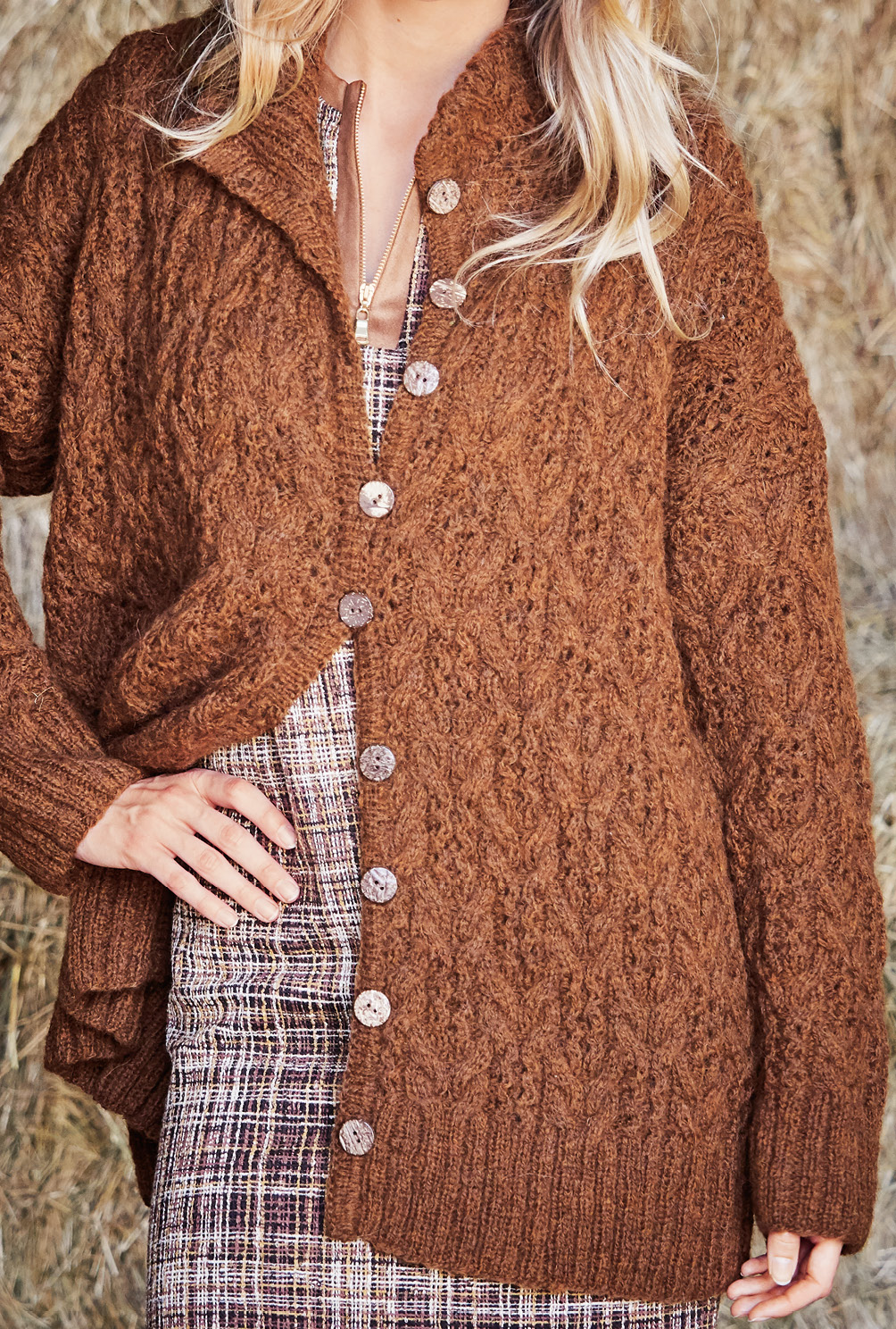 Modellansicht Bild 8: Oversize-Jacke mit Zopf-Ajourmuster in Braun