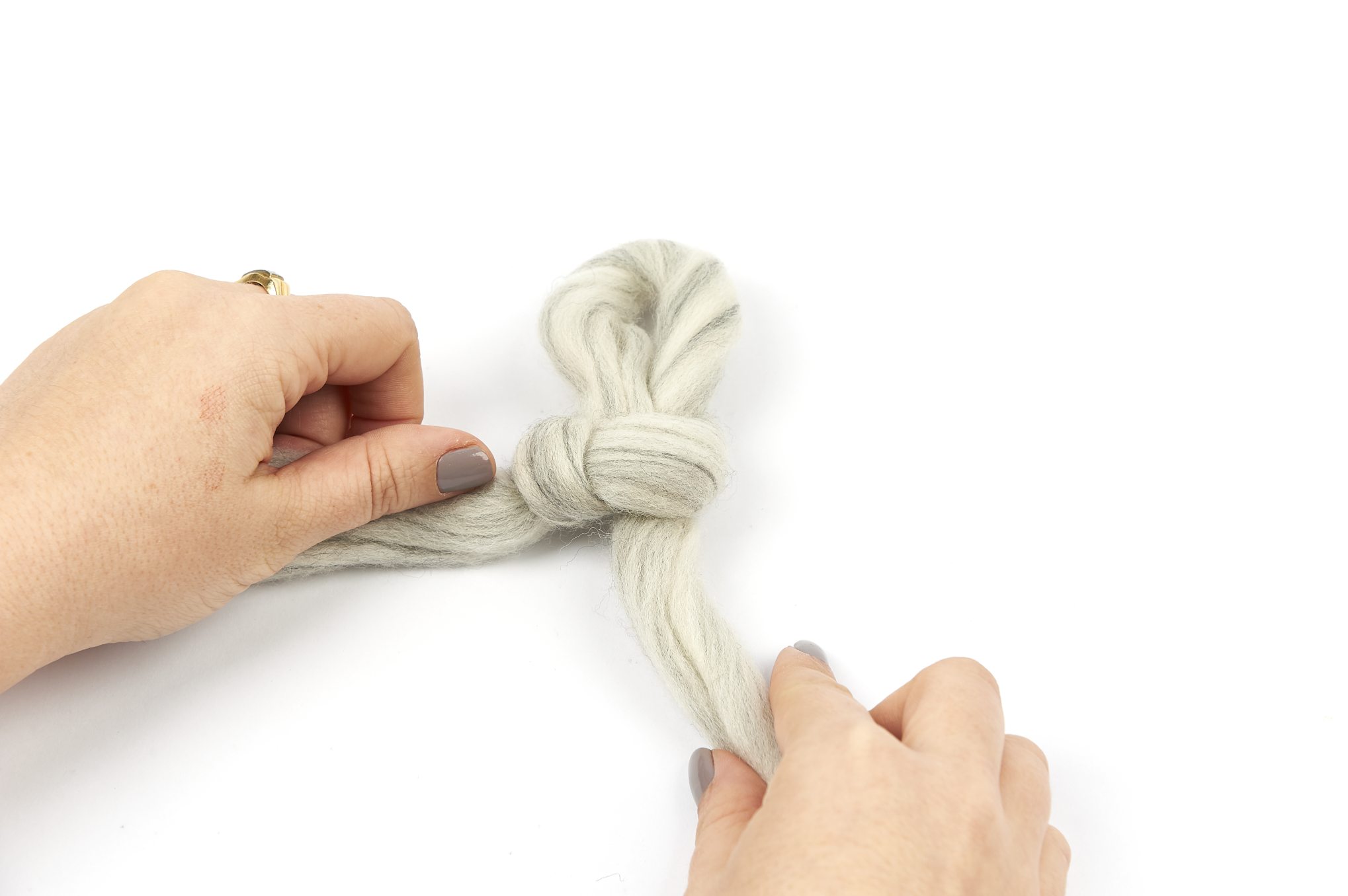 Cremefarbener Wollfaden, handgearbeitet, diy, knotig und weich, modische Textur.