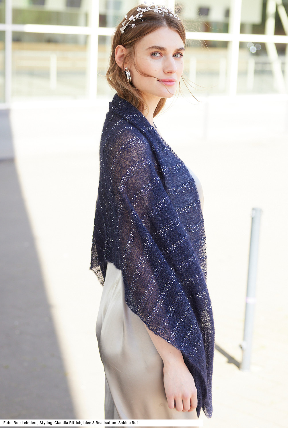 Modellansicht Bild 4: Tuch mit Ajourmuster in Dunkelblau