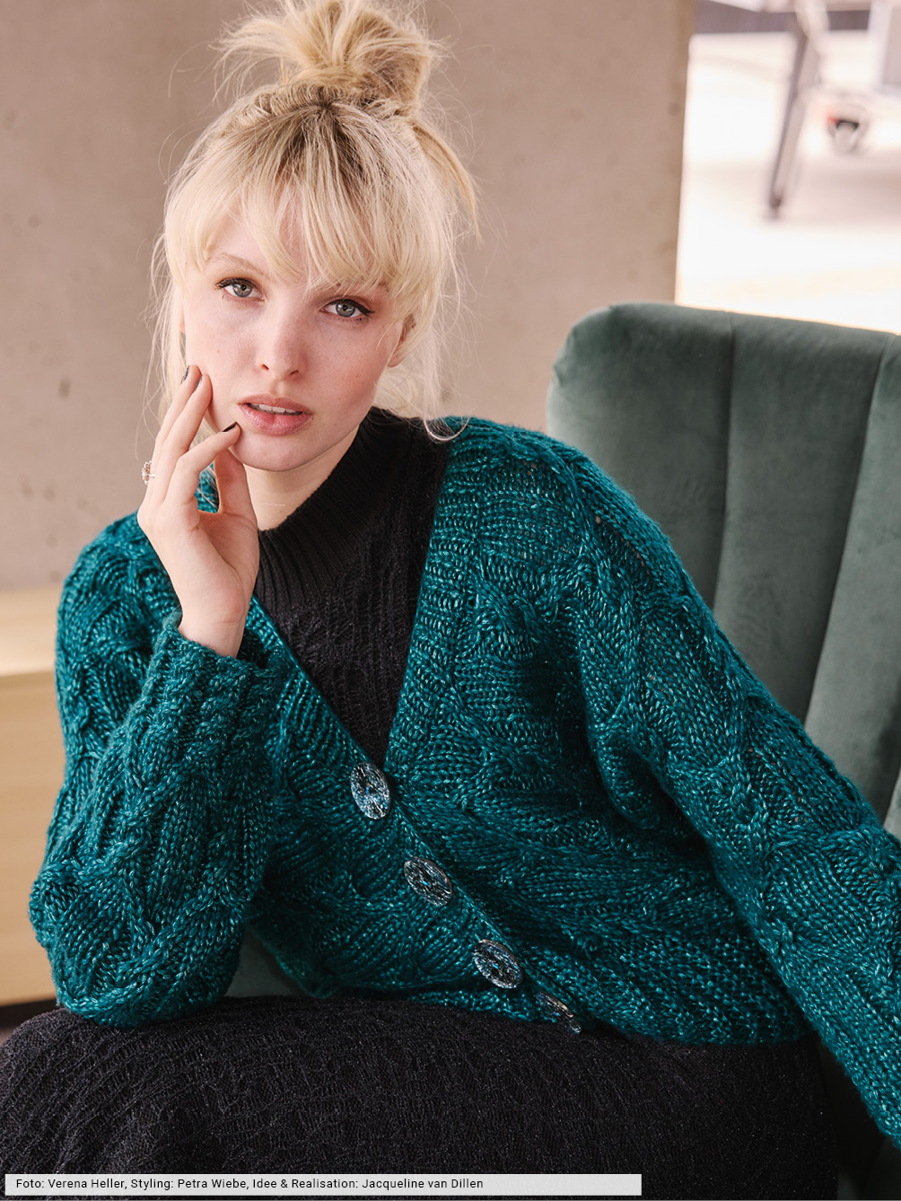 Modellansicht Bild 1: Quergestrickte Zopfmuste - Jacke