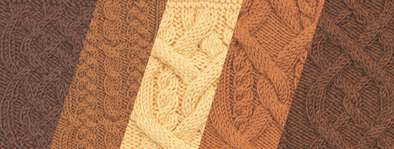 Handgestrickte Zopfmuster in Brauntönen; kunstvolle Texturen; modisch, gemütlich, DIY-Charme.