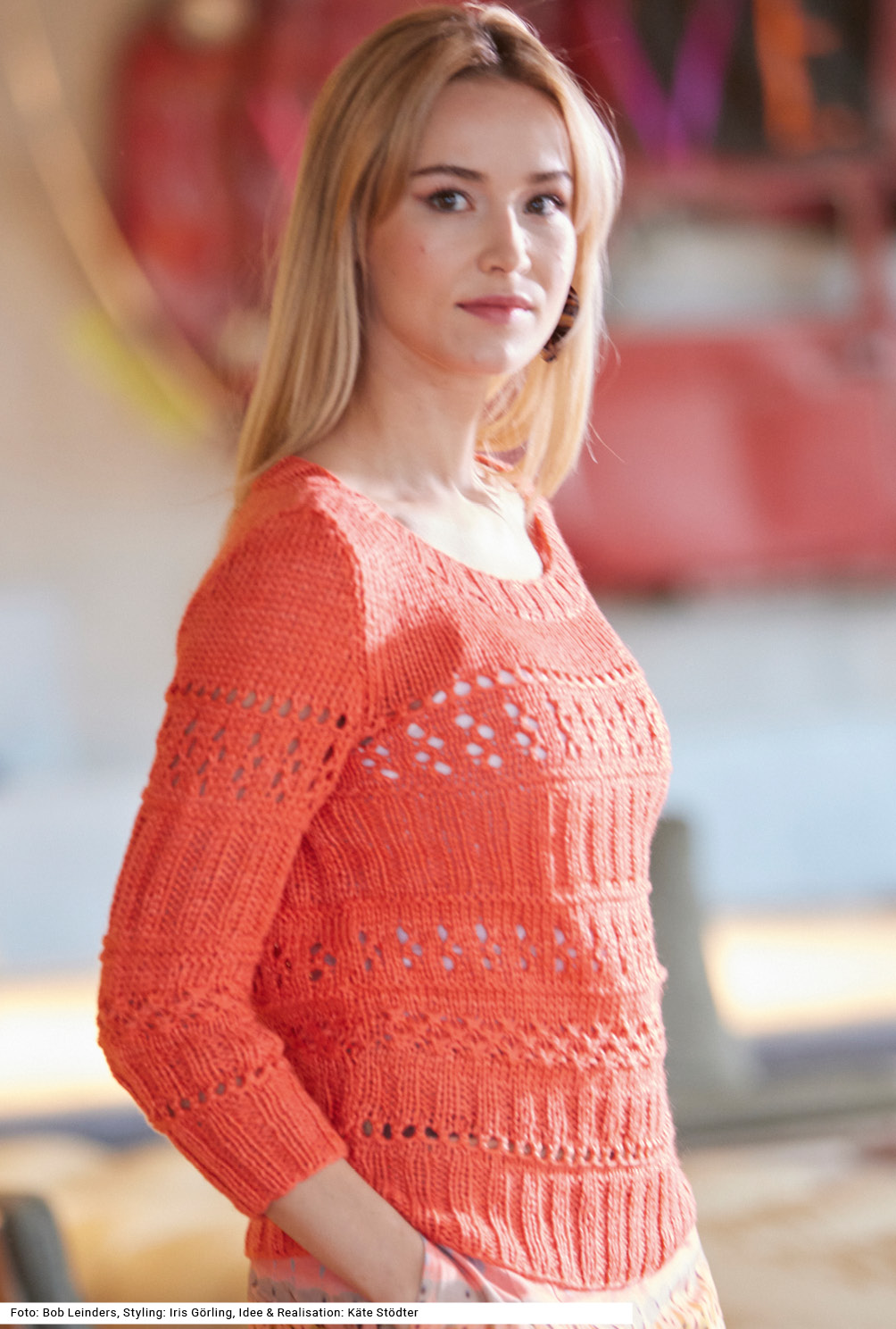 Modellansicht Bild 4: Pulli mit Mustermix in Korallenrot