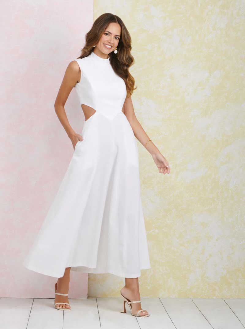 Weißes, ärmelloses Kleid mit modischen seitlichen Cutouts. Fließender Schnitt, elegant und schlicht.