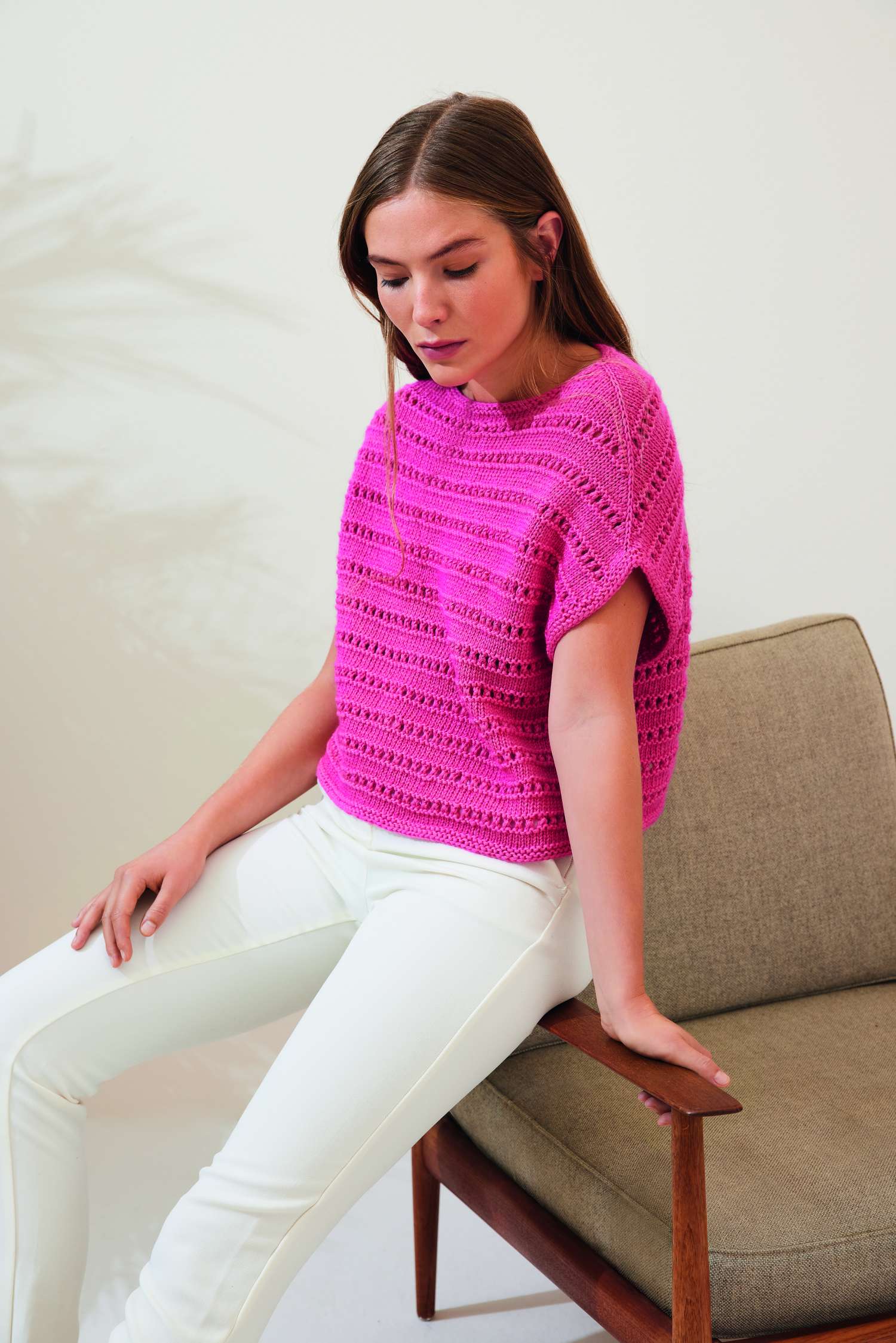 Modischer, pinker Strickpullover mit Muster. Lässiger, kastiger Schnitt. Handarbeit, stilvoll, DIY.