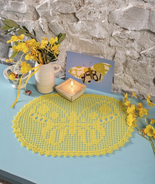 Gelbe gehäkelte Spitze, oval, mit filigranem Schmetterlingsmuster. Elegant, fein, DIY.