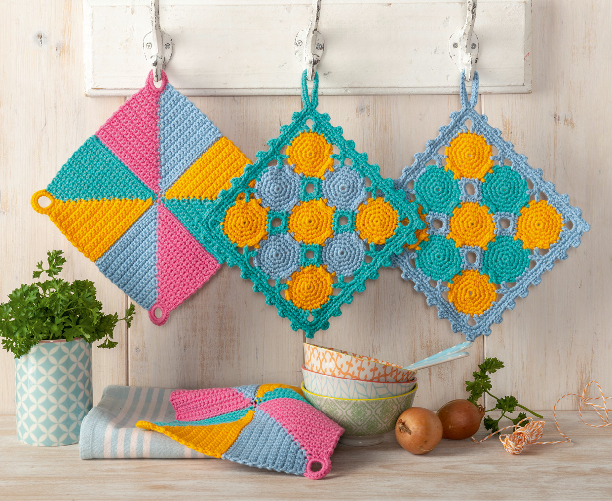 Gehäkelte Topflappen in Blau, Gelb, Pink und Grün Modellansicht Bild 1: Gehäkelte Topflappen in Blau, Gelb, Pink und Grün