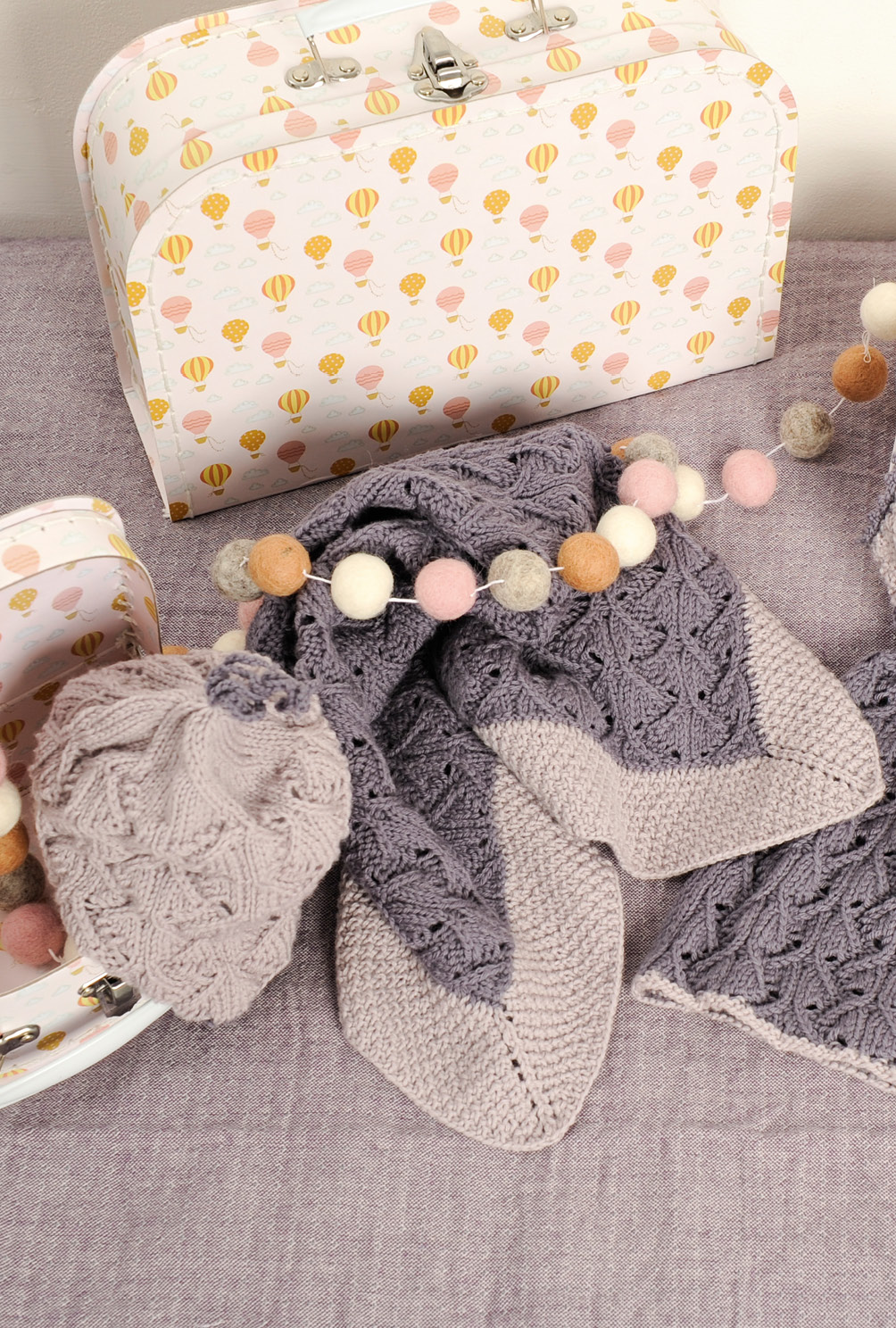 Modellansicht Bild 6: Fliederfarbenes Kleidchen mit passender Mütze und Decke