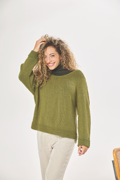 Olivgrüner Pullover, handgemacht, grobes Strickmuster, legerer Schnitt, modisch.