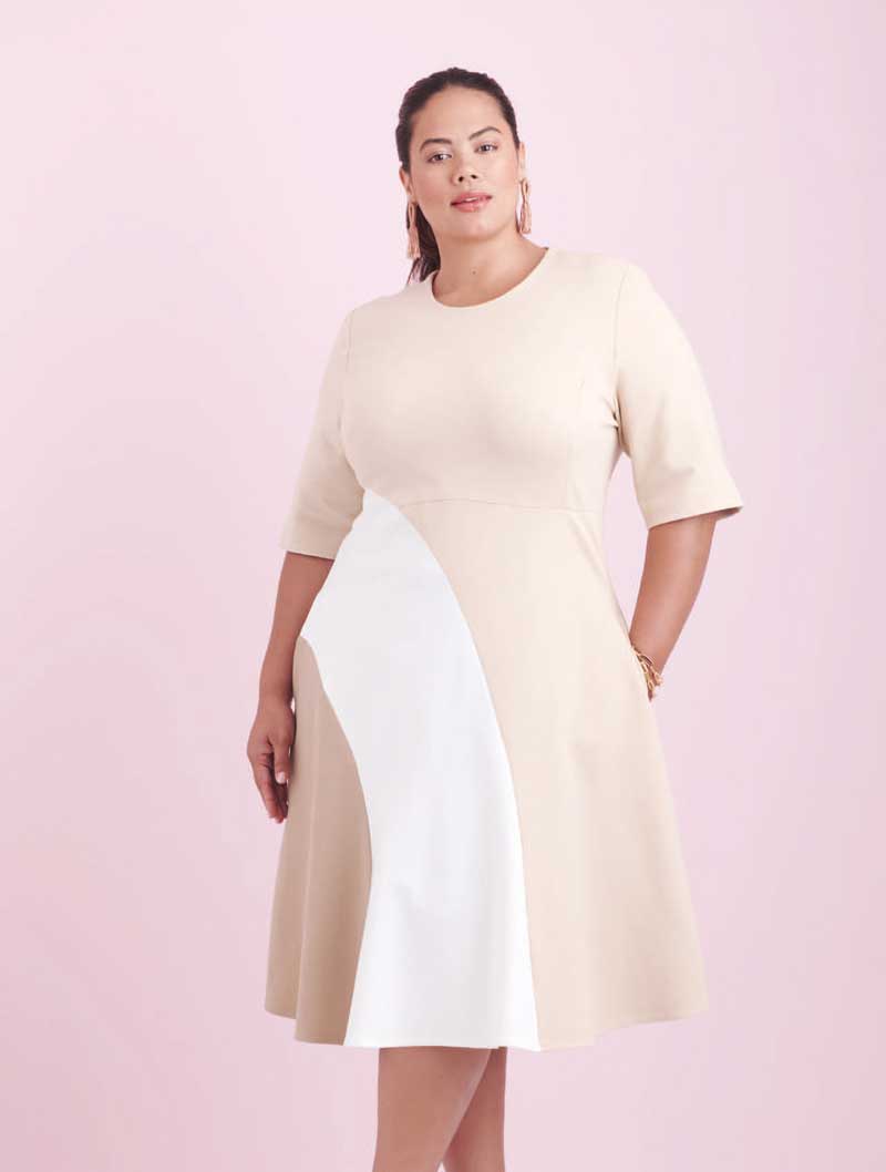 Modisches, beigefarbenes Kleid mit weißem Einsatz, halblangem Arm, schlichter A-Linie.