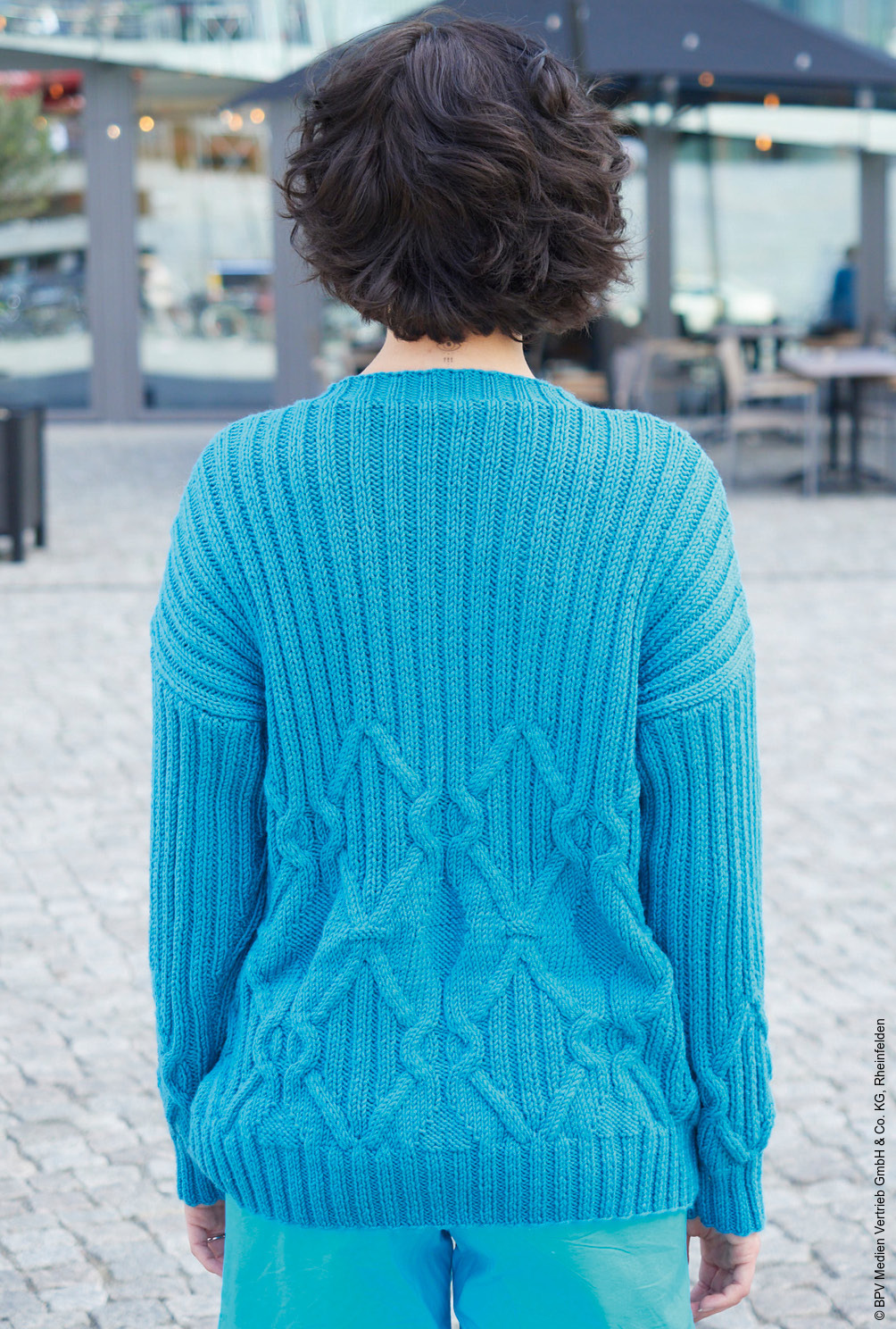 Modellansicht Bild 5: Pulli mit Rautenzöpfen und Rippen