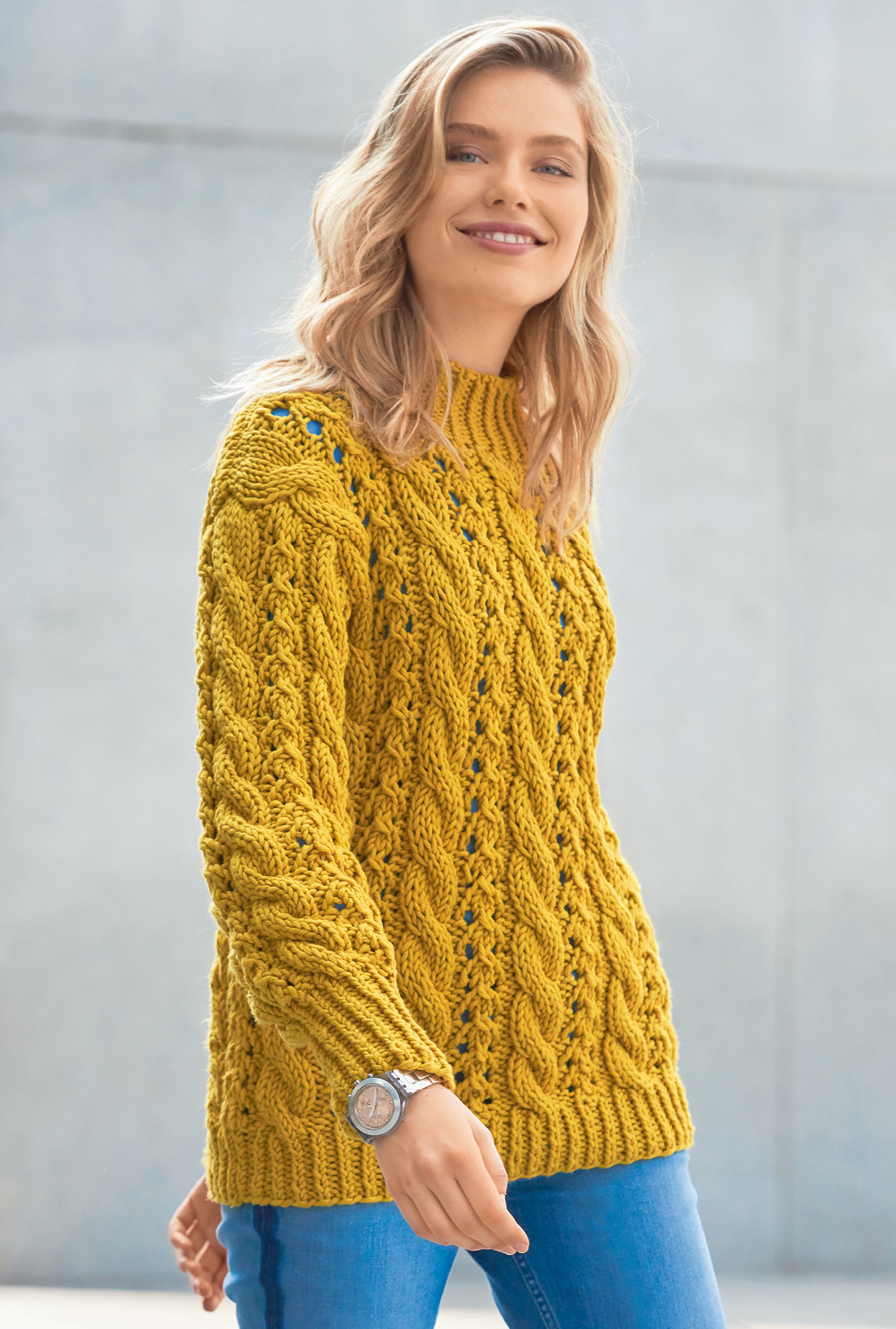 Modellansicht Bild 3: Senfgelber Pulli im Zopf-Ajourmuster