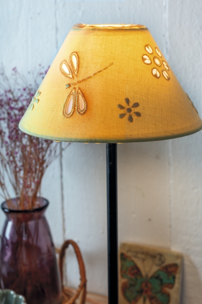 Gelber Schirm mit Blumen- und Libellenmuster, DIY, kunstvoll, wohnlich.
